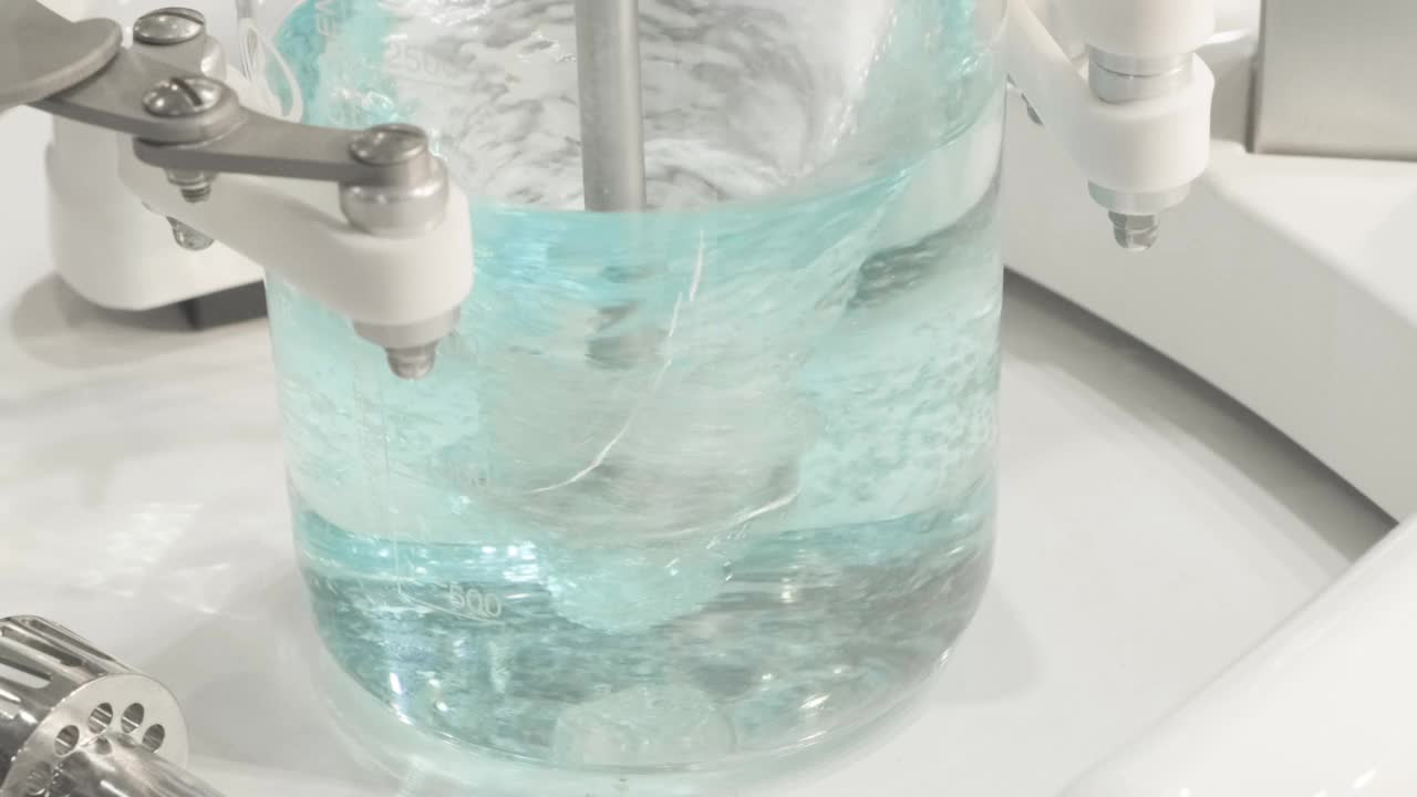 分析实验室。混合溶液。实验室搅拌机。