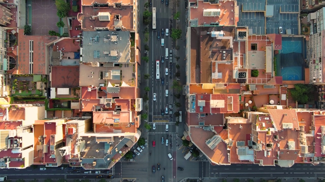 详情图-巴塞罗那Eixample区住宅鸟瞰图。西班牙加泰罗尼亚。美丽阳光下著名的城市网格与城市交通