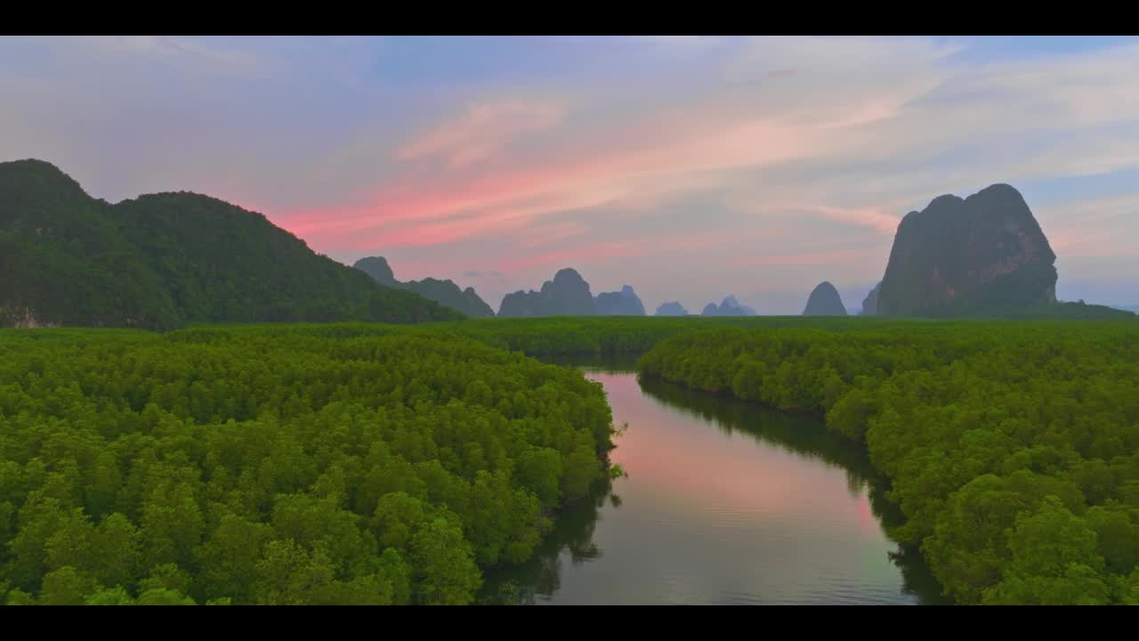 泰国甲米，夕阳下攀牙湾的鸟瞰图。