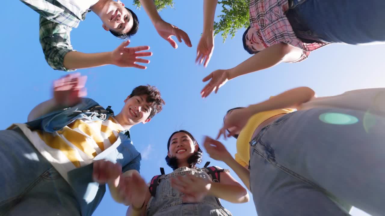 学生们把手围成一圈