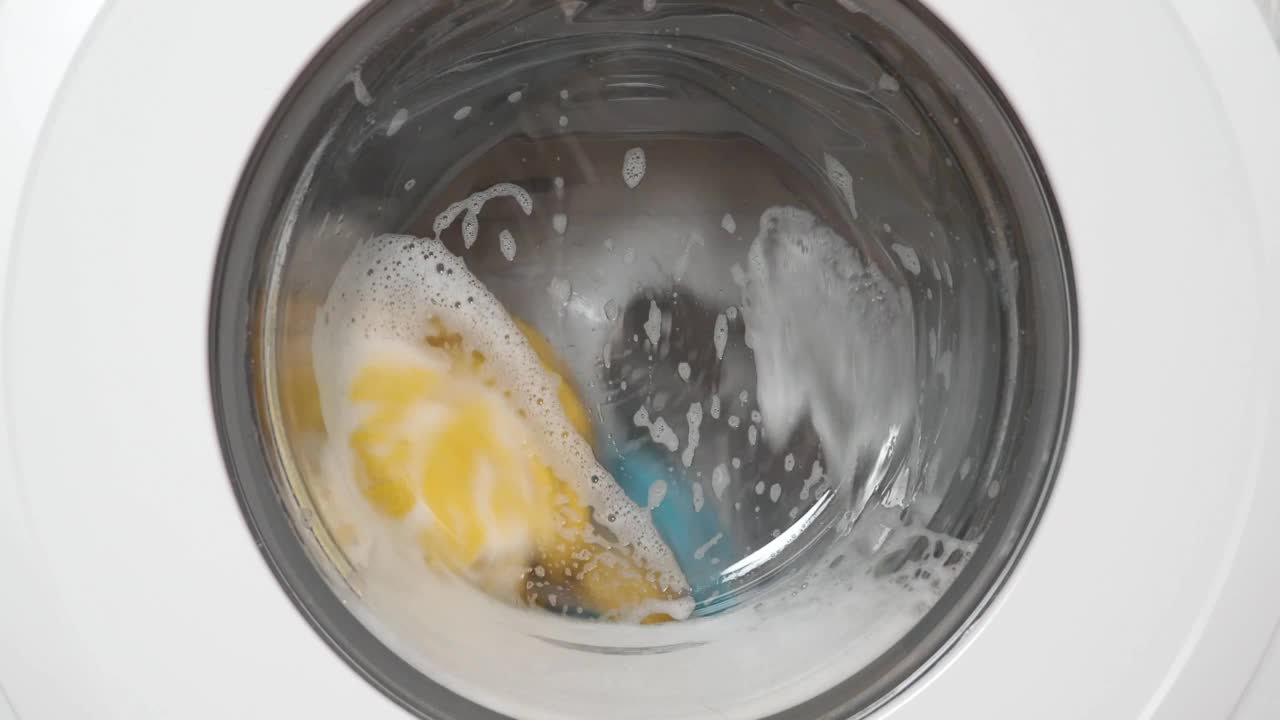工作洗衣机，前门和泡沫洗衣粉，视频4k分辨率
