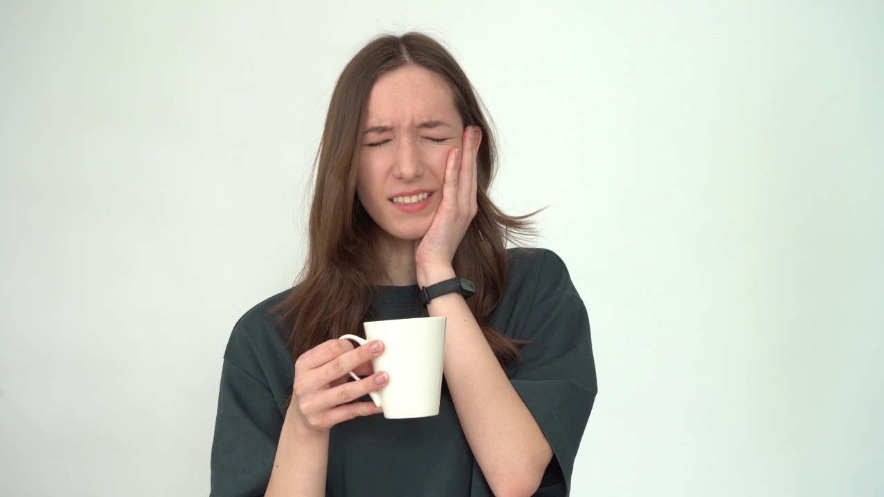 一名牙痛的年轻女子喝了冷水