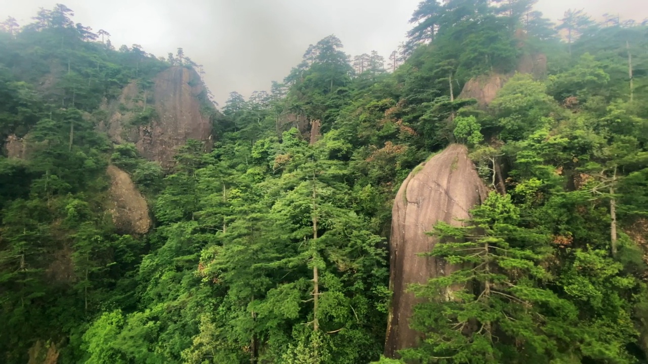 中国安徽，雾中的黄山