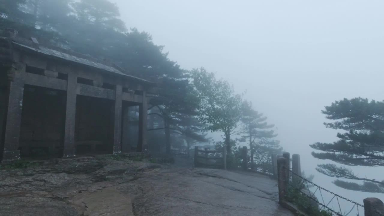 中国安徽黄山“顶云亭”在风雨中