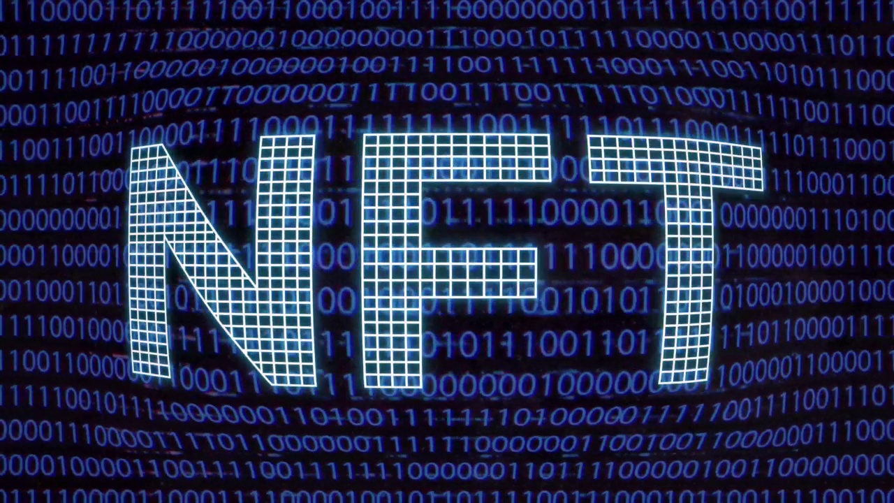 二进制代码背景动画上的全息霓虹灯NFT铭文。NFT元宇宙概念