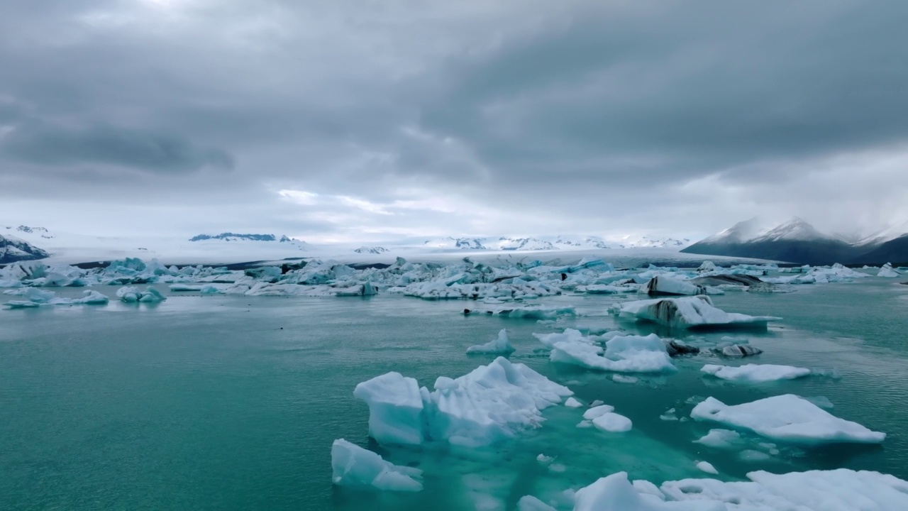 冰岛Jokulsarlon冰川泻湖的冰山黄昏时的风景。