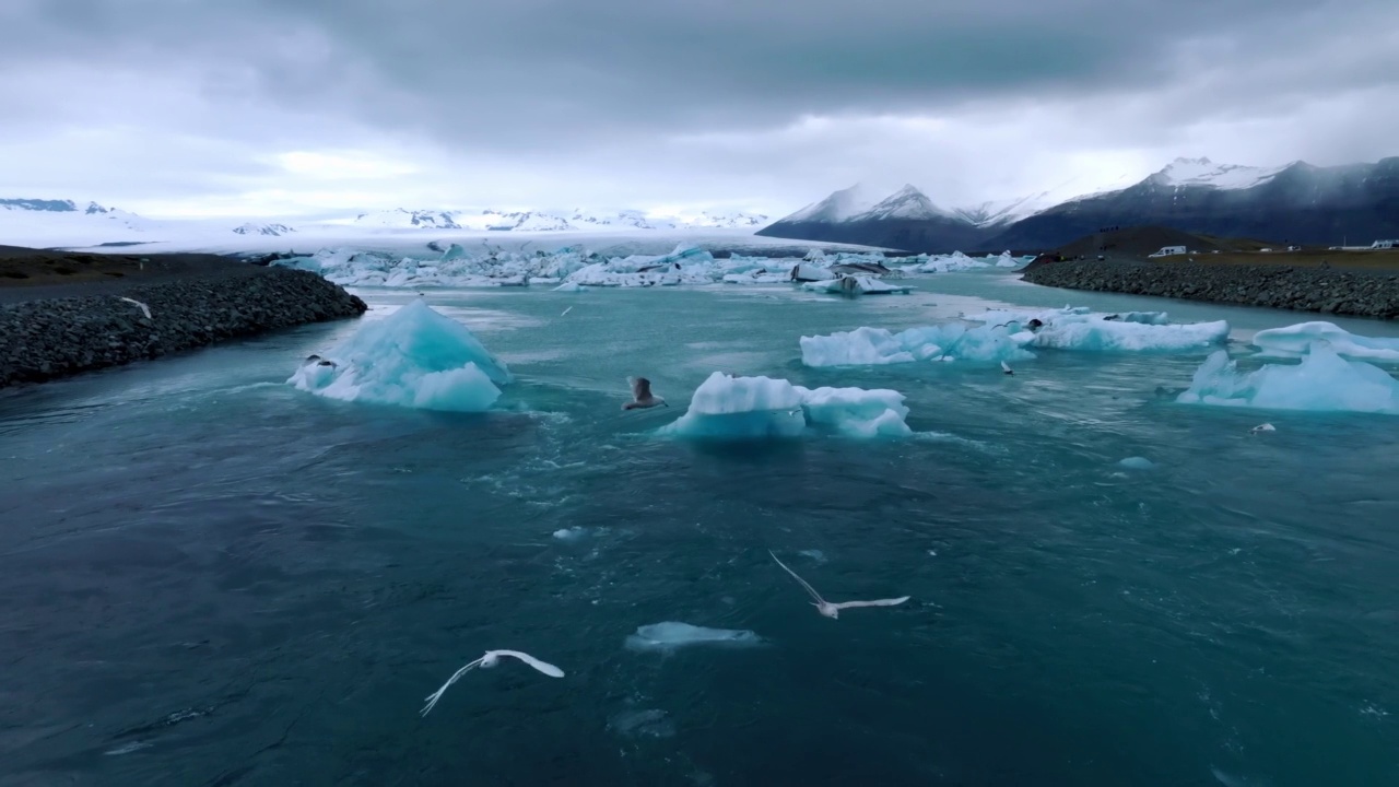 冰岛Jokulsarlon冰川泻湖的冰山黄昏时的风景。