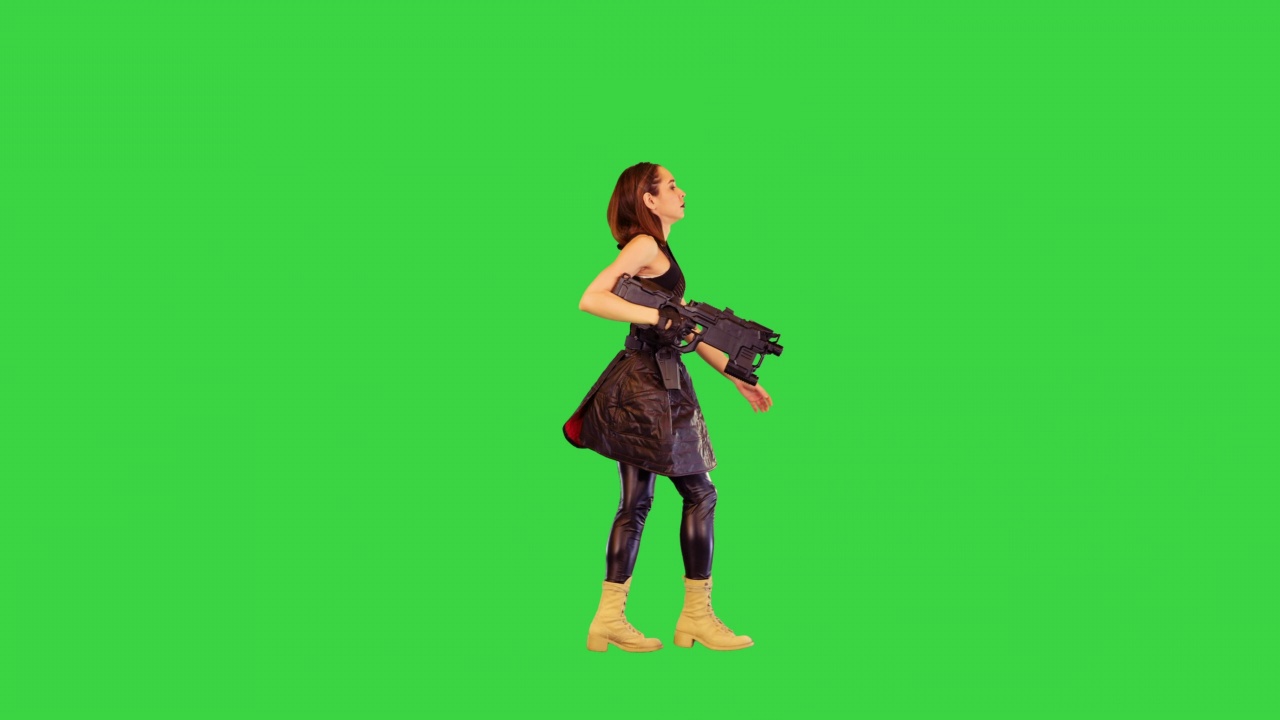 穿着军装的动漫角色女孩拿着机关枪走在绿屏上，Chroma Key