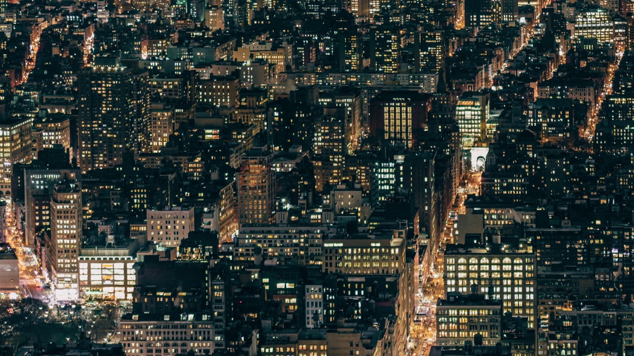 T/L鸟瞰图在曼哈顿的夜晚/纽约
