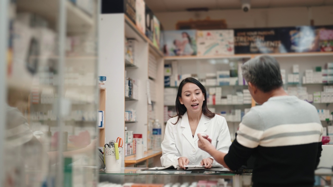 亚洲华人老年男子在药店向女药剂师寻求医疗用品方面的建议