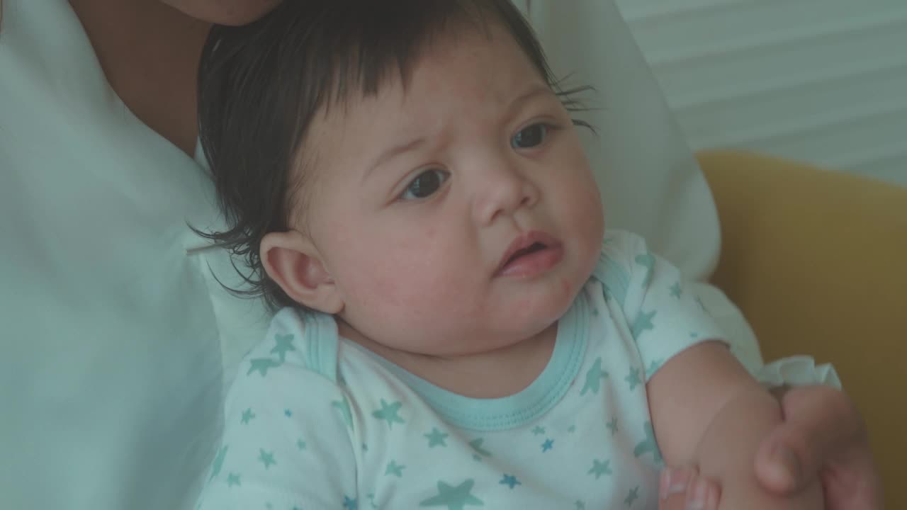 女婴在母亲的怀抱中。