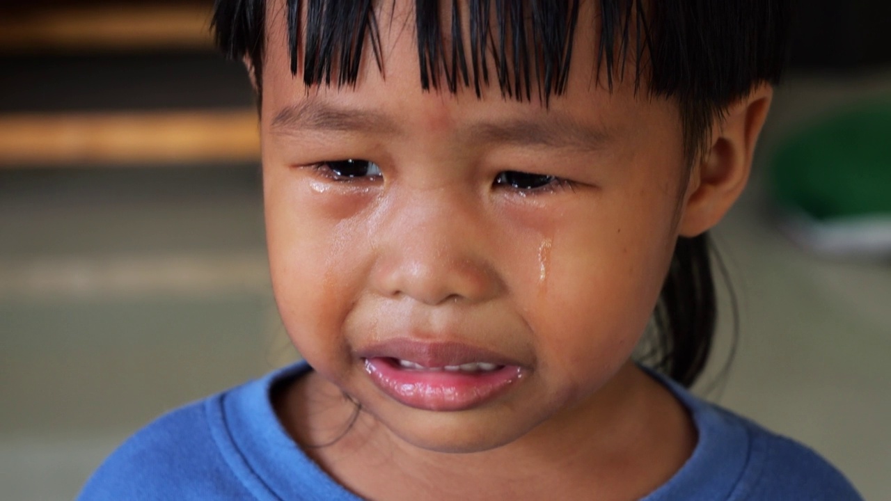 小男孩在哭。