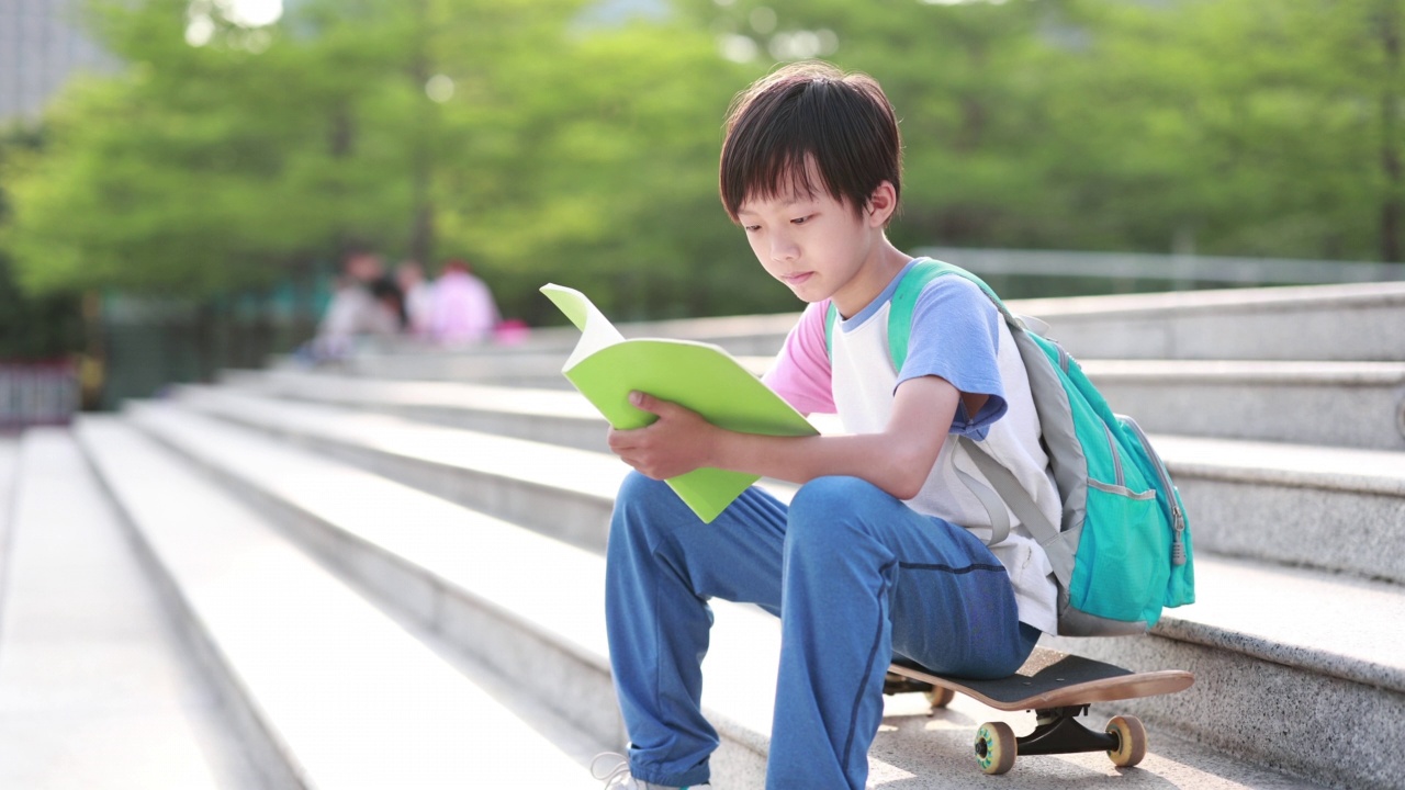 小男孩正在看书