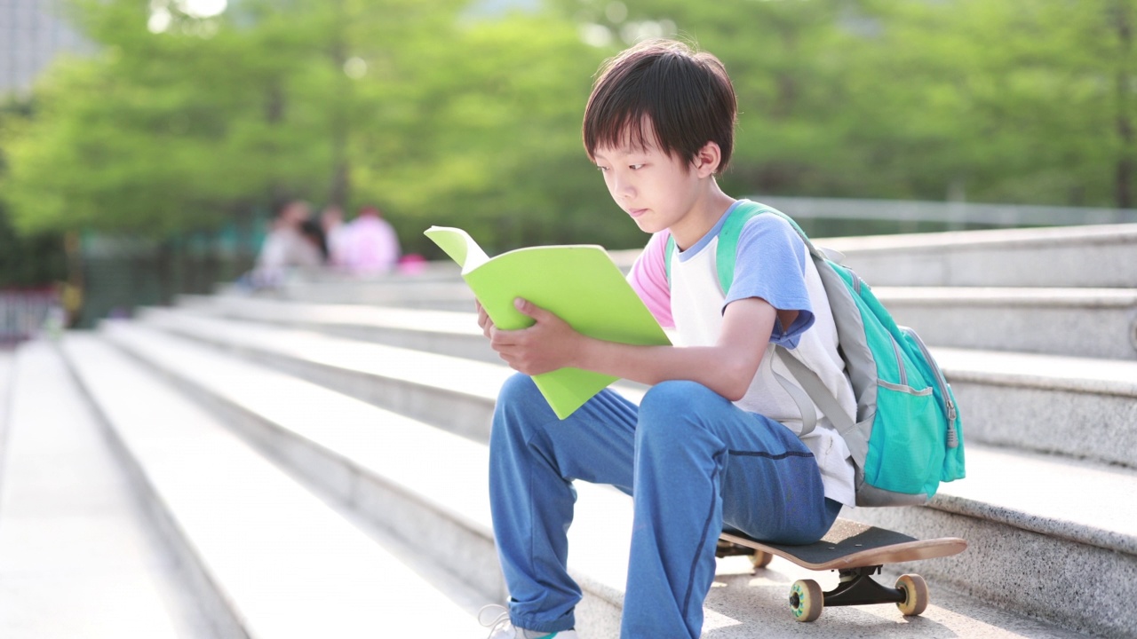 詳情圖-小男孩正在看書