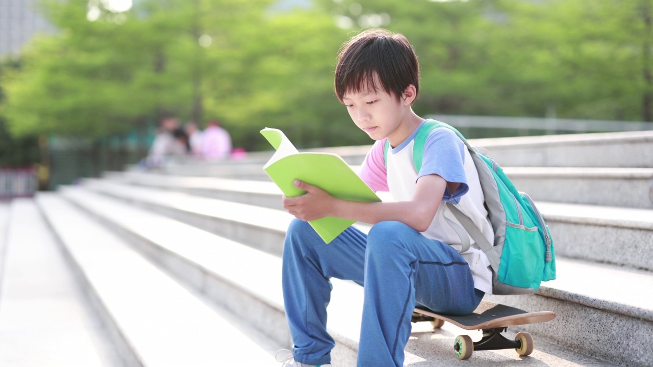 詳情圖-小男孩正在看書