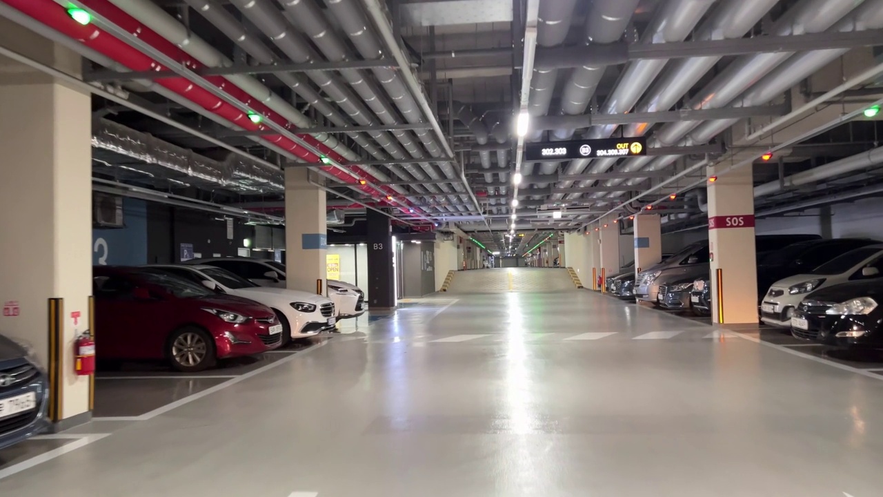 公寓的地下停車(chē)場(chǎng)