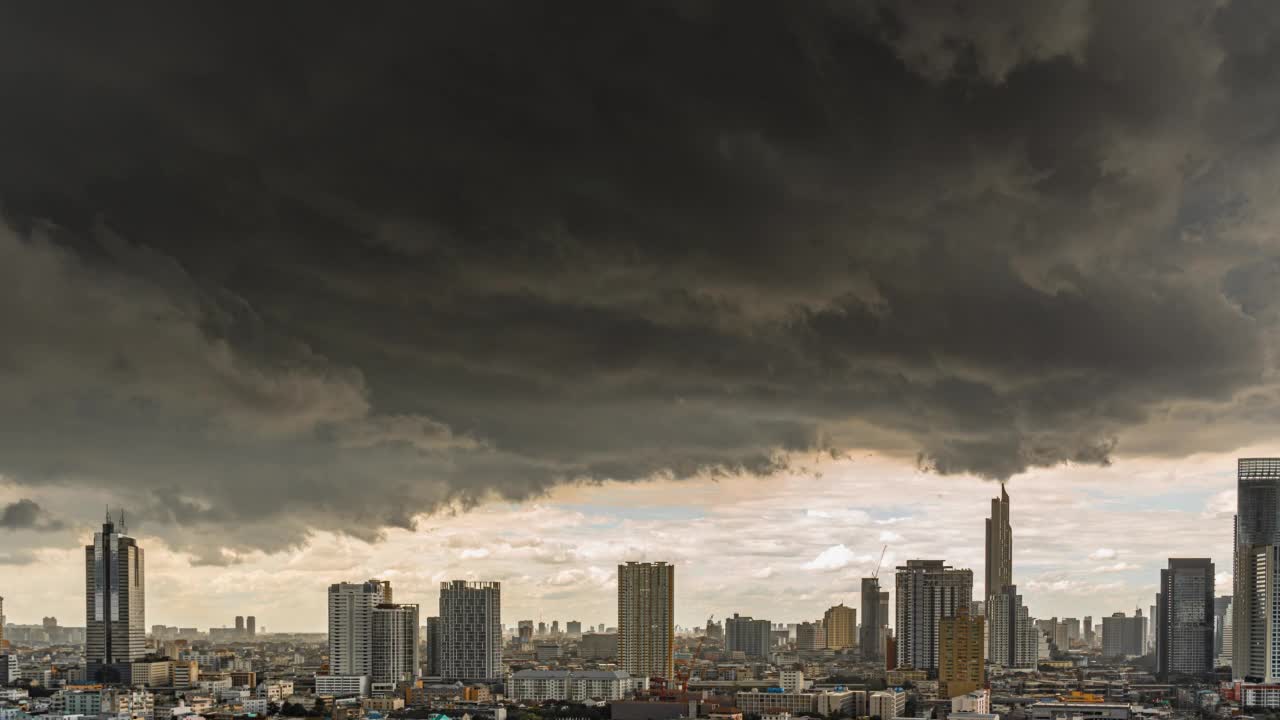 河滨城市上空暴风云的时间流逝