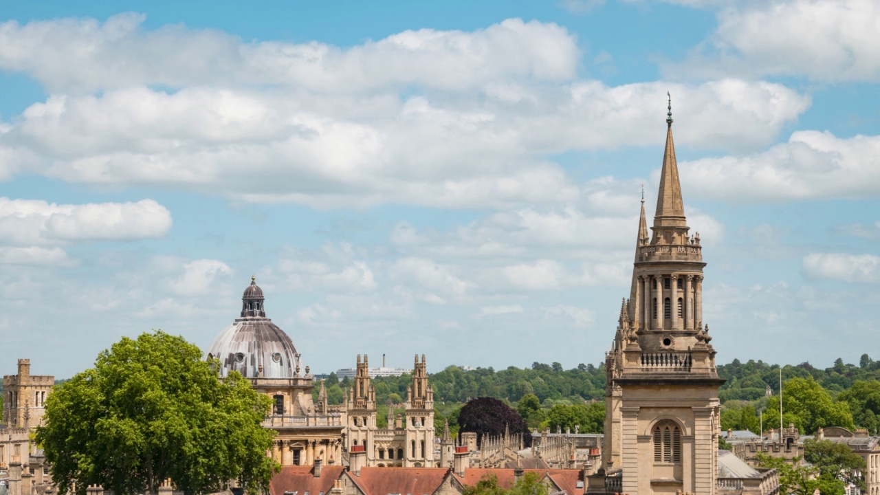 英国牛津大学屋顶的时间流逝视图