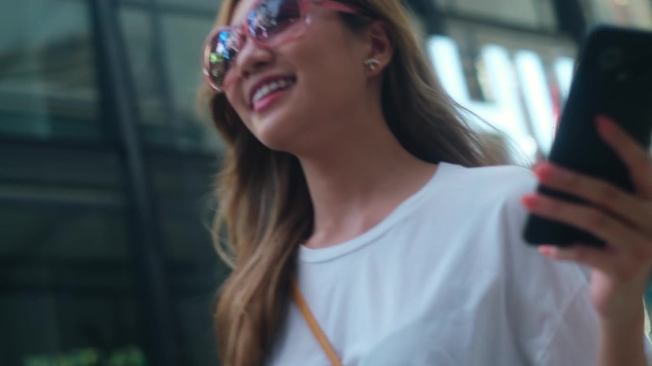 詳情圖-年輕的亞洲女人出去與朋友購物