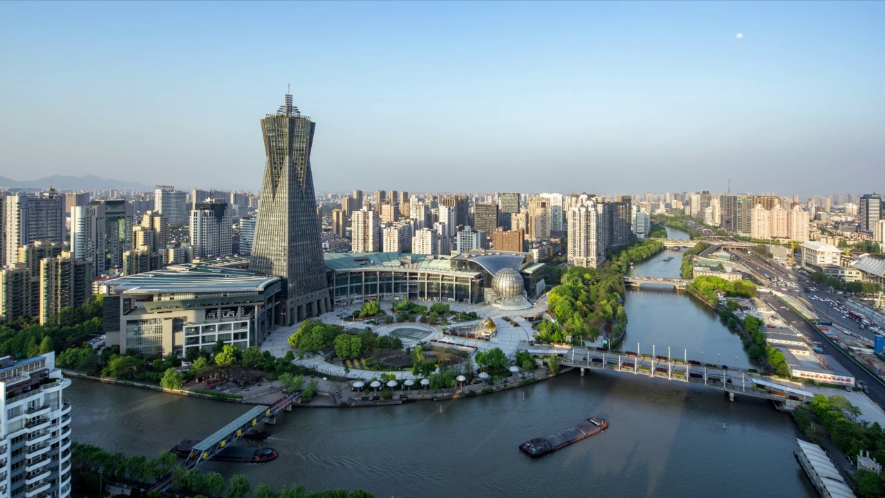 河流上繁忙的交通与杭州市中心现代建筑的时间流逝