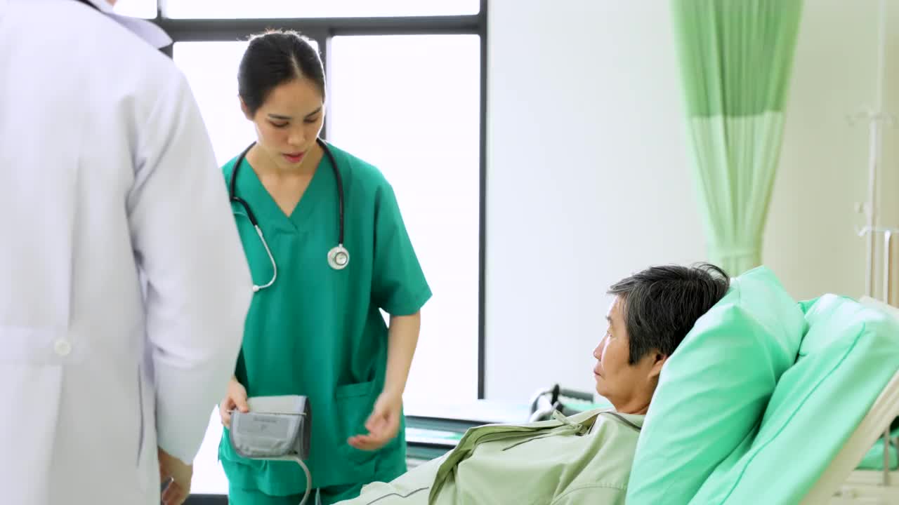在现代医院病房，资深男医生教授拿着写字板给普通女医生治病。医疗和医药