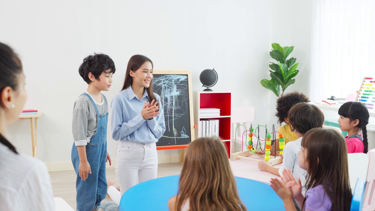 详情图-亚洲美丽的年轻女子老师在学校给孩子上课。魅力四射的女教师老师在幼稚园的课堂上用有趣的活动讲解和教育孩子们