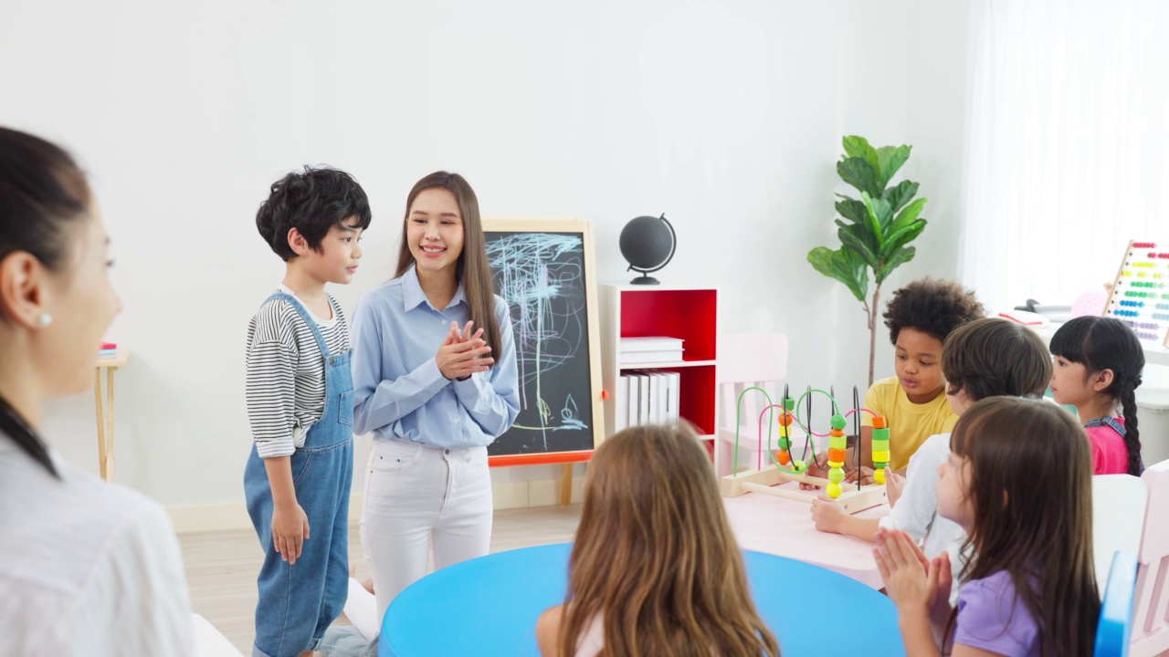 详情图-亚洲美丽的年轻女子老师在学校给孩子上课。魅力四射的女教师老师在幼稚园的课堂上用有趣的活动讲解和教育孩子们