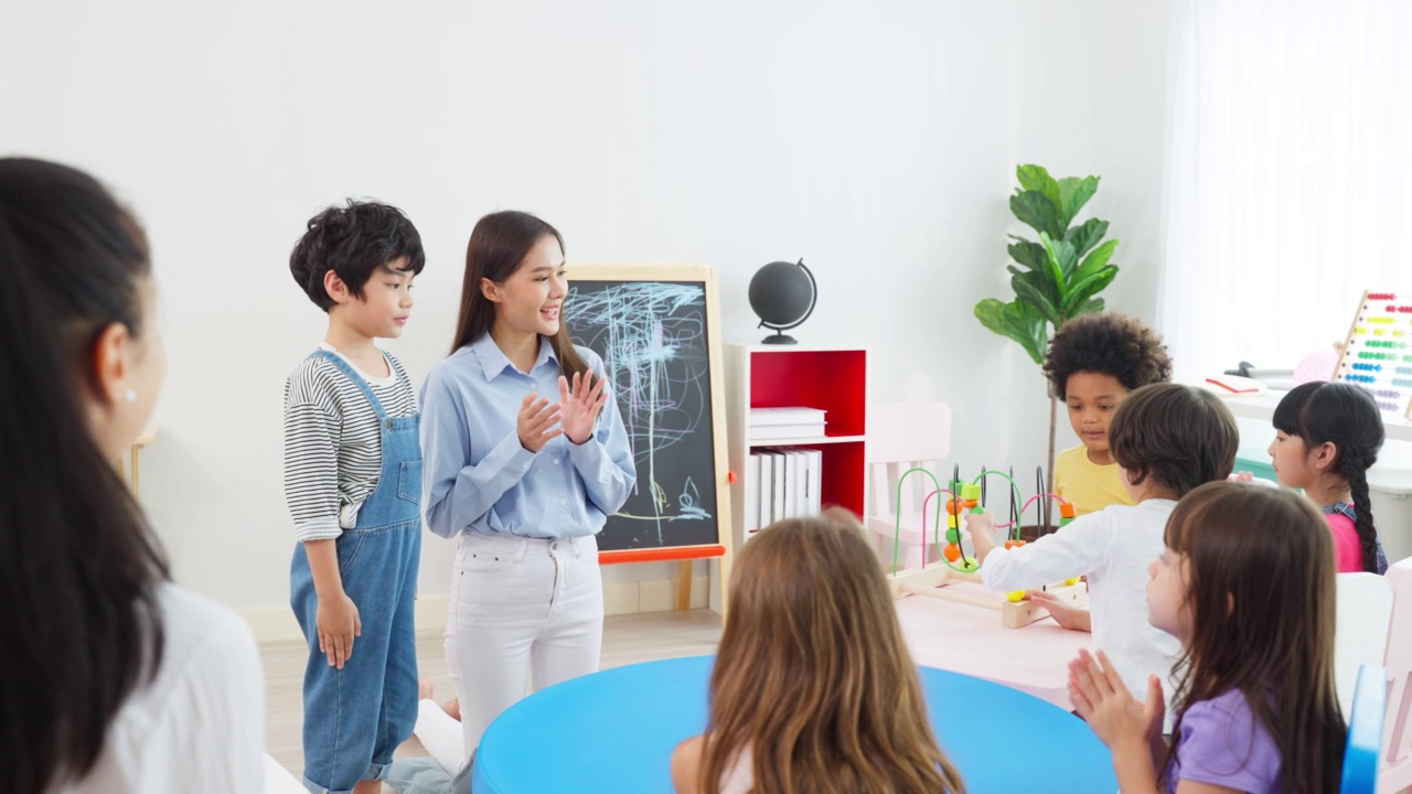 详情图-亚洲美丽的年轻女子老师在学校给孩子上课。魅力四射的女教师老师在幼稚园的课堂上用有趣的活动讲解和教育孩子们