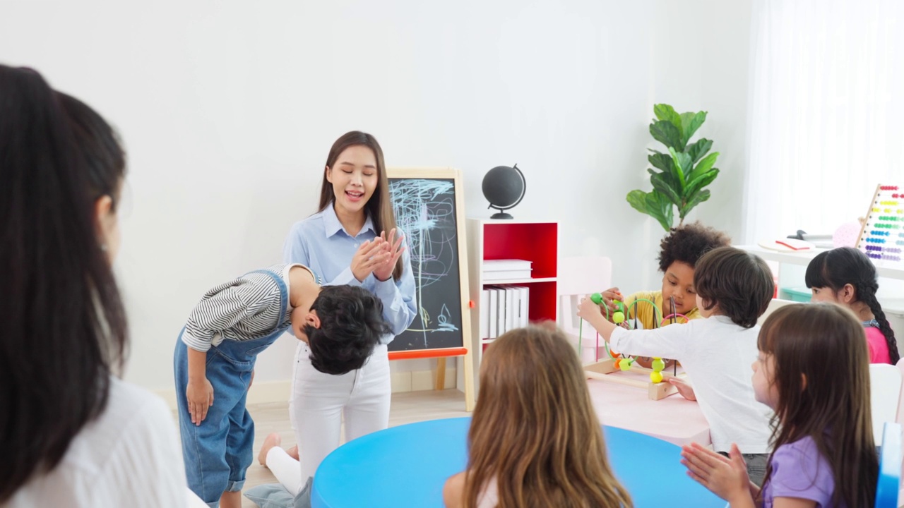 详情图-亚洲美丽的年轻女子老师在学校给孩子上课。魅力四射的女教师老师在幼稚园的课堂上用有趣的活动讲解和教育孩子们