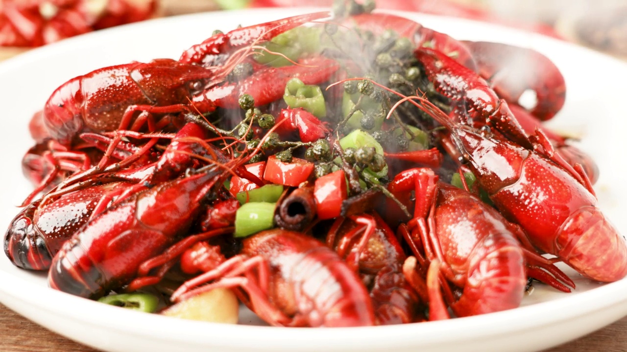 小龙虾。红煮小龙虾在餐桌上的乡村风格，龙虾特写。