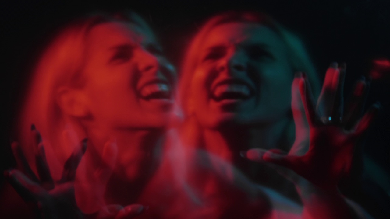 恐怖恐怖鬼夜尖叫害怕的女人