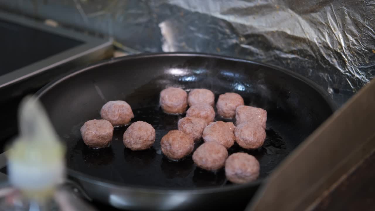 健康的素食肉丸正在平底锅里煎