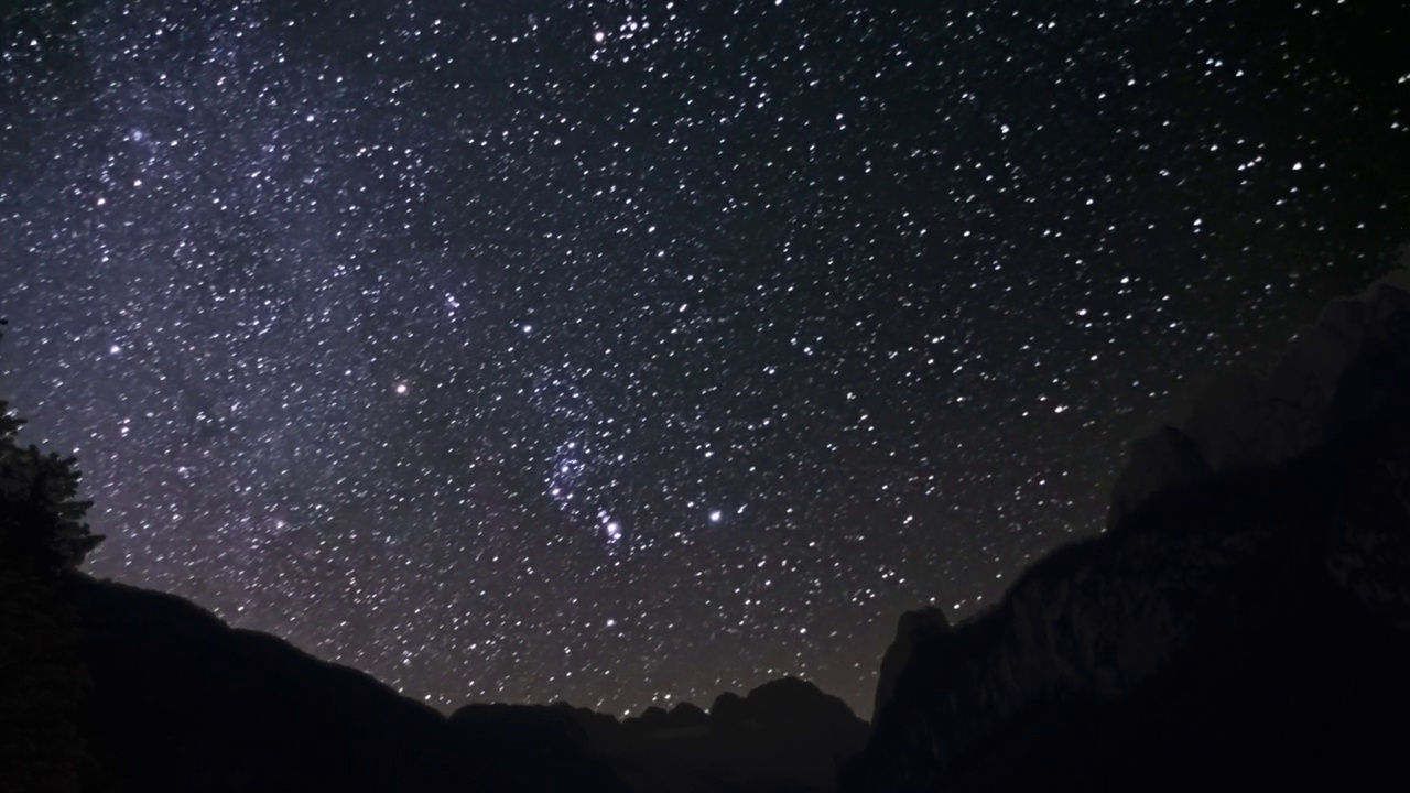 时间流逝，星空移动达赫斯坦丘陵和Gosau湖(gosasee)，萨尔茨卡默古特，上奥地利。