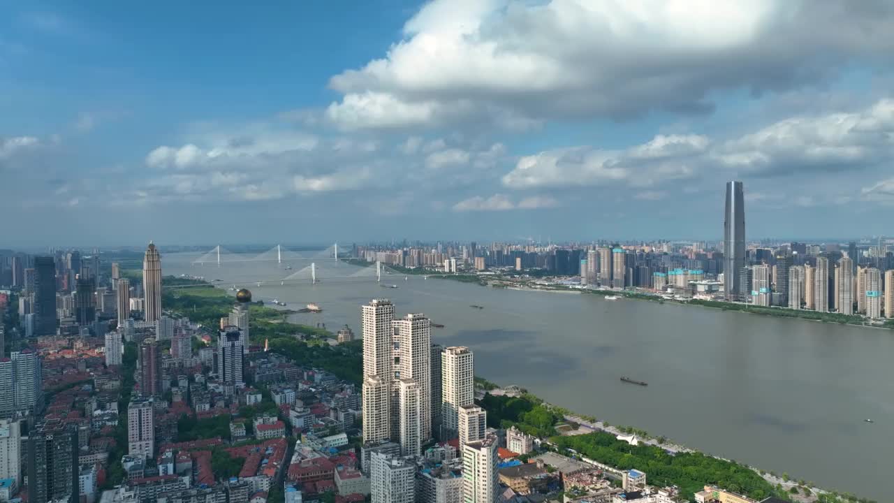 武汉与长江的鸟瞰图，中国