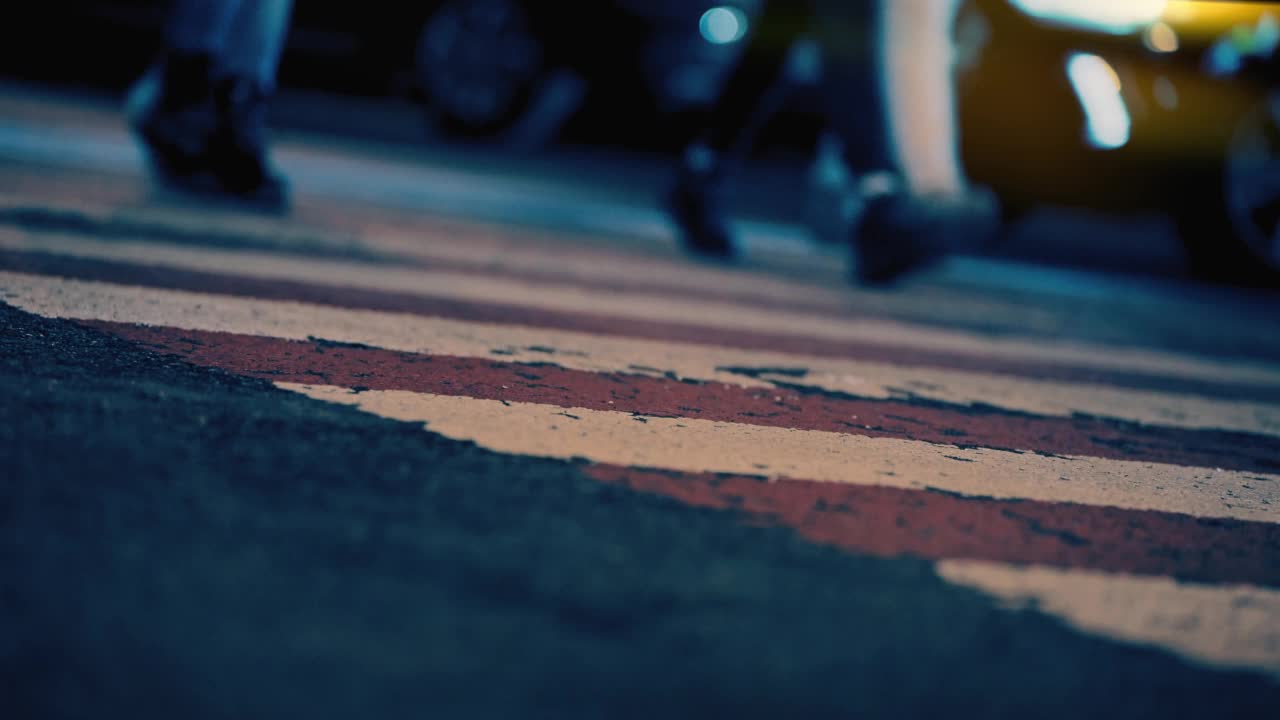 一群人走在人行横道上。夜晚的城市大都市，商人们穿梭在马路上。交通安全车速，前照灯