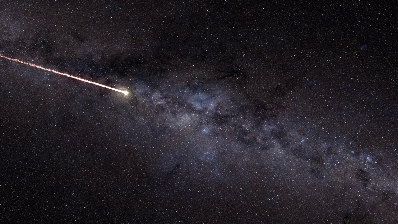 4k发光流星在太空中飞行。银河系