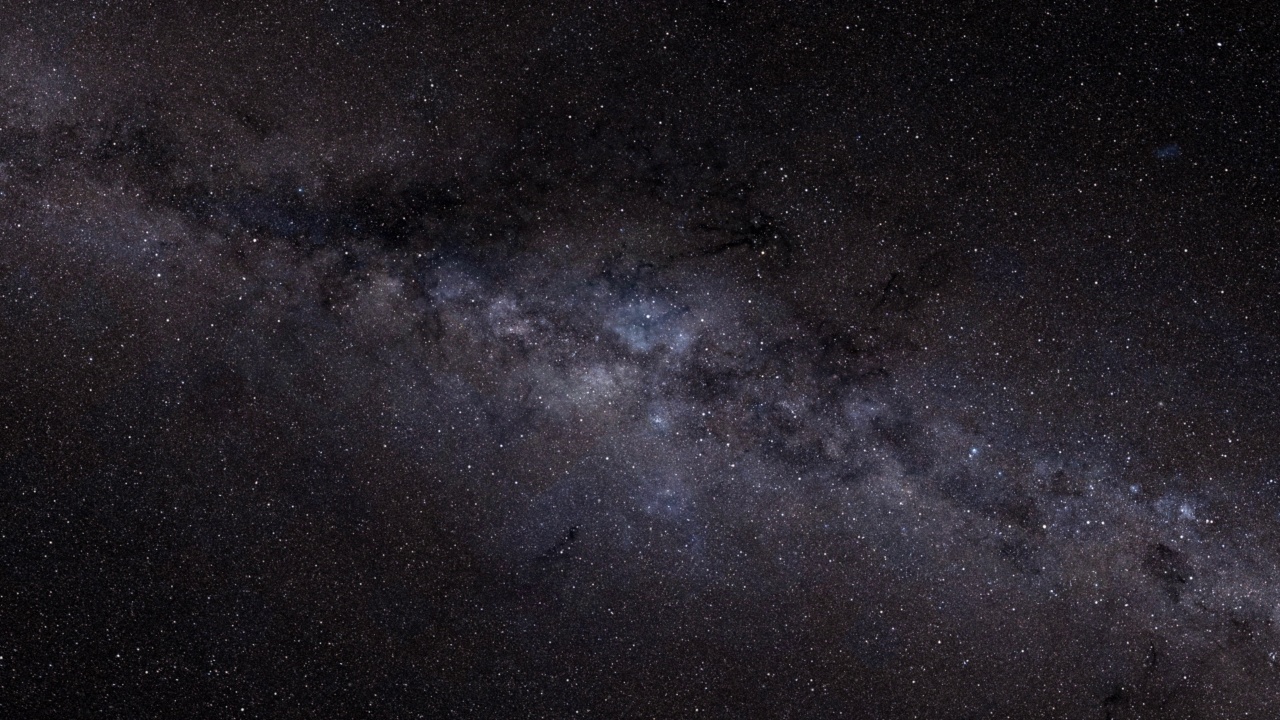 詳情圖-4k發(fā)光流星在太空中飛行。銀河系