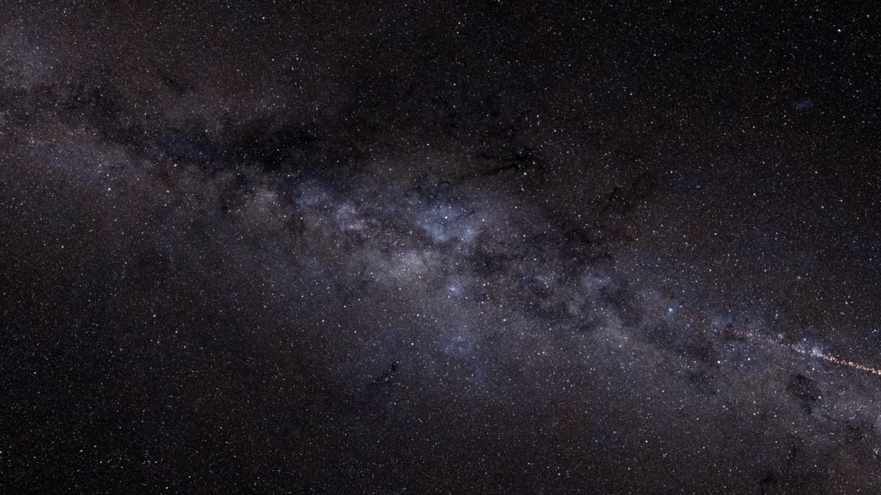 詳情圖-4k發(fā)光流星在太空中飛行。銀河系