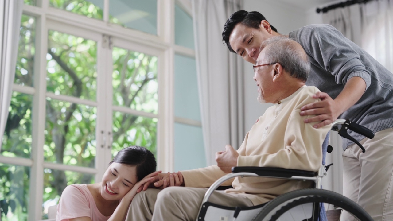 詳情圖-一對夫婦幫助和支持坐輪椅的老人。