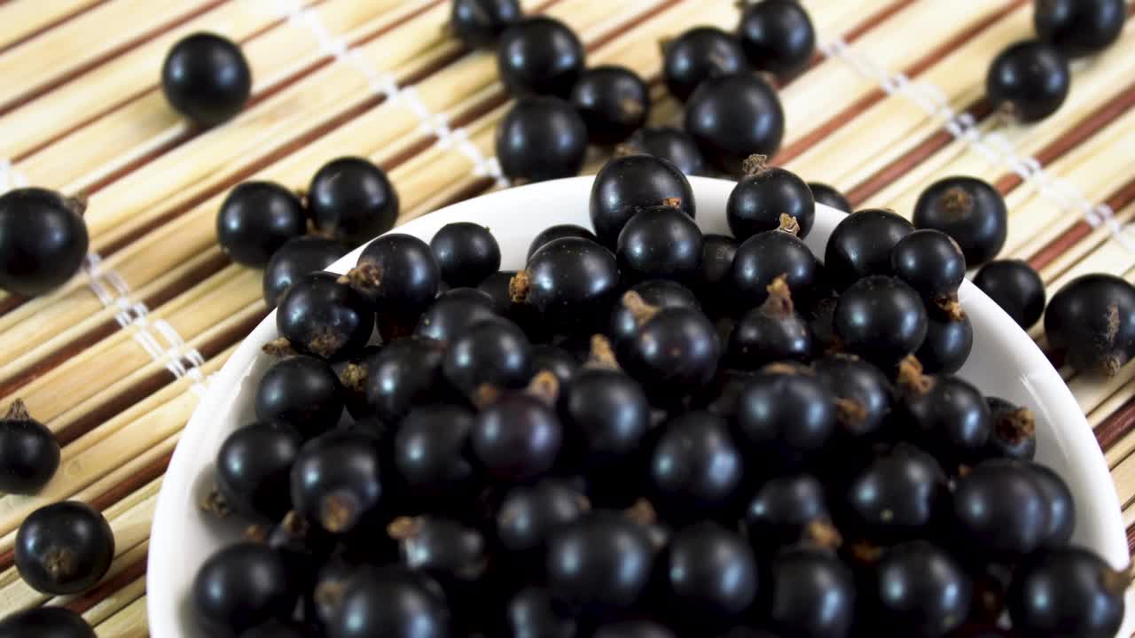 黑加仑子浆果。成熟多汁的黑醋栗果实。夏天成熟的浆果。