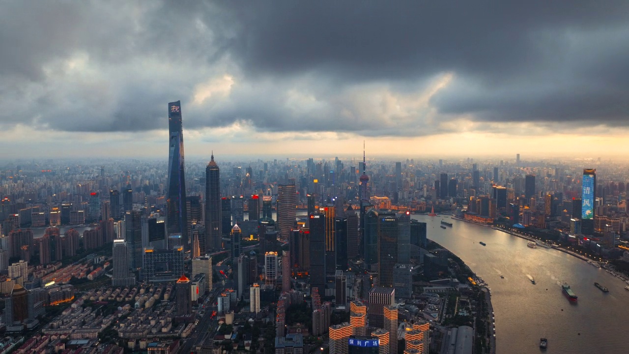 T/L黄昏时上海城市天际线鸟瞰图
