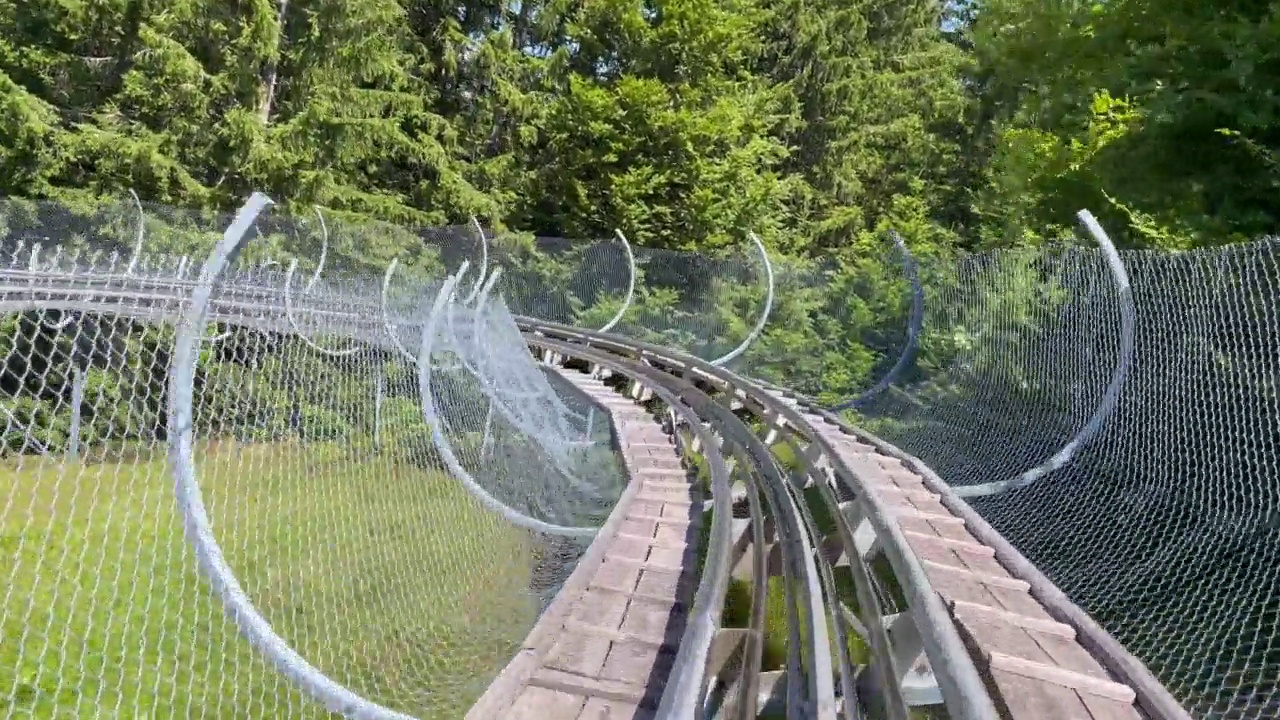 夏天乘坐高山過山車的第一人稱視角