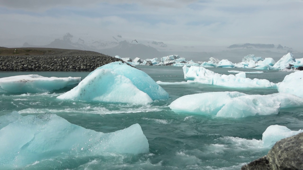 詳情圖-冰島，Jokulsarlon瀉湖，藍綠色的冰山漂浮在冰島的冰川瀉湖。