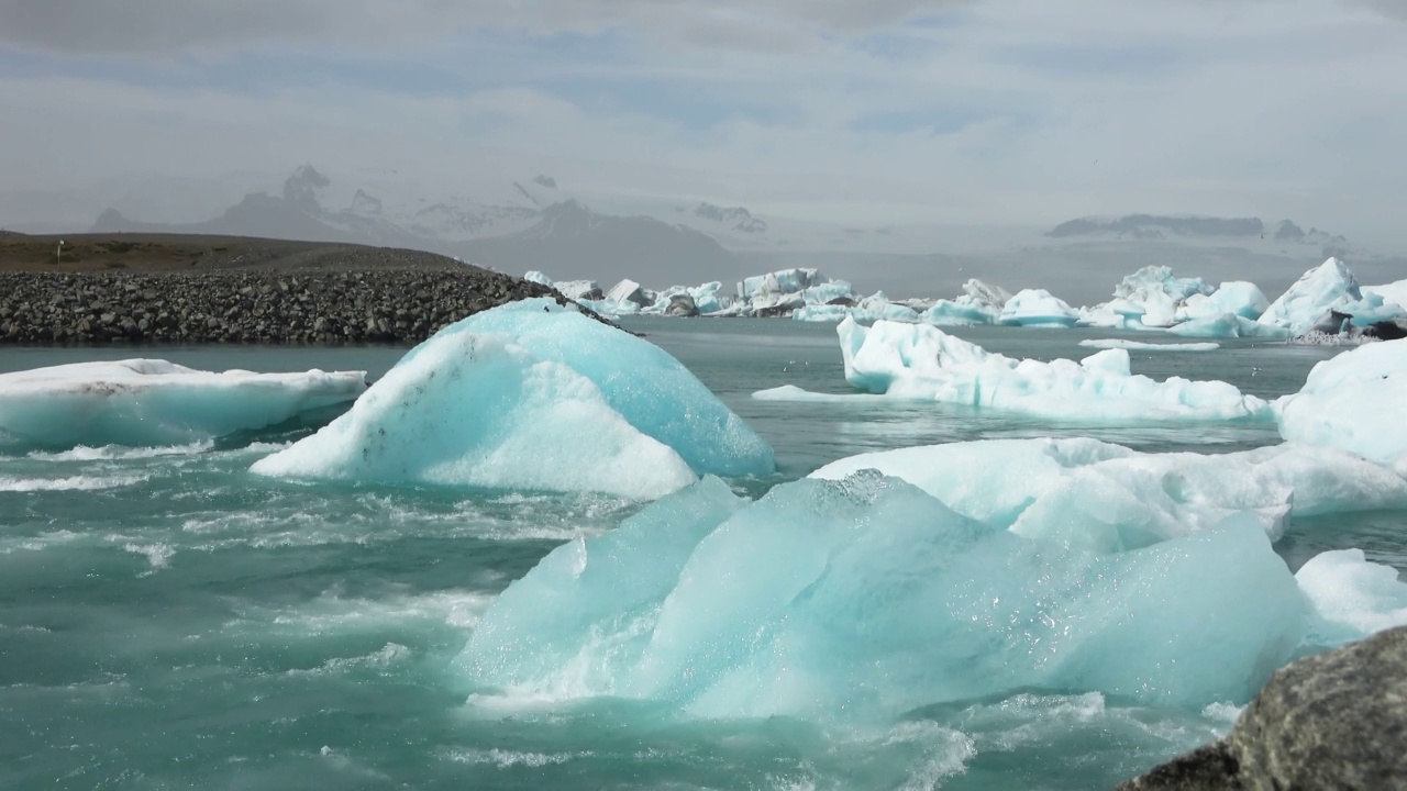 詳情圖-冰島，Jokulsarlon瀉湖，藍綠色的冰山漂浮在冰島的冰川瀉湖。