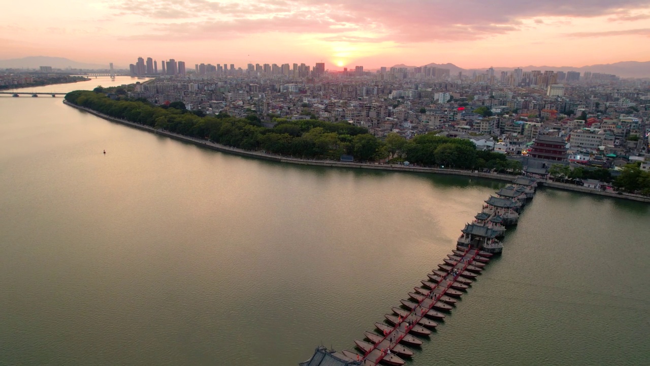 航拍;中国广东省潮州市广济大桥