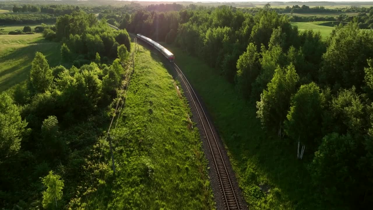 詳情圖-火車上的旅客在日落時(shí)分從森林出發(fā)，鳥瞰。