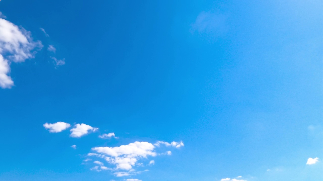 詳情圖-淡藍(lán)色的天空，云朵密布。轉(zhuǎn)換云景的時間推移在晴天。