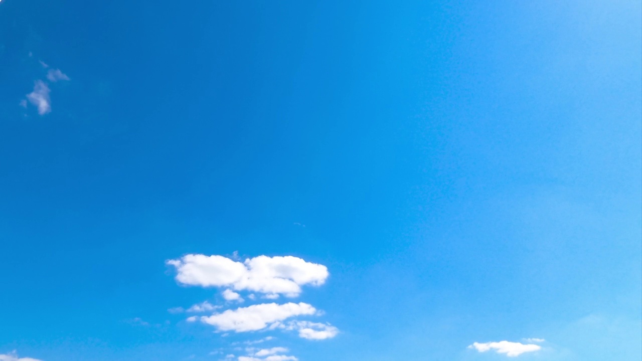 詳情圖-淡藍(lán)色的天空，云朵密布。轉(zhuǎn)換云景的時間推移在晴天。