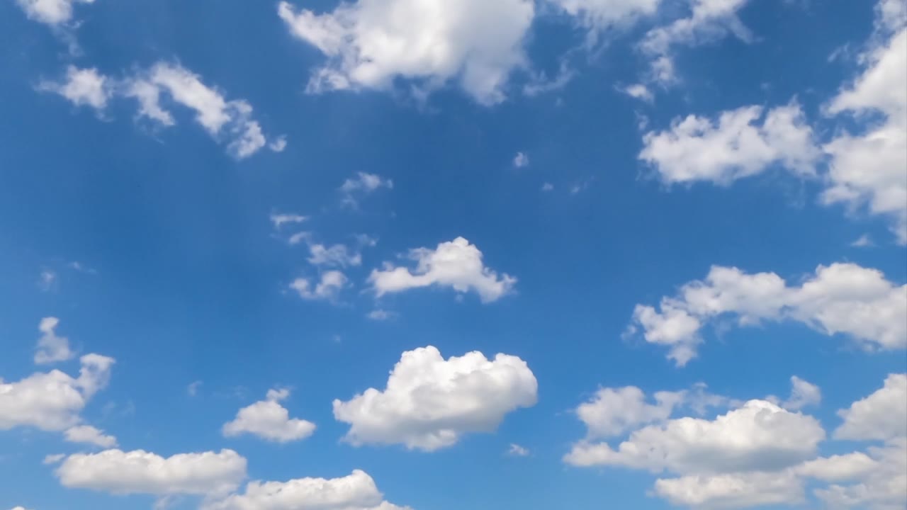 詳情圖-朵朵柔軟輕盈的棉花云在藍(lán)色的天空中變換著形狀。明亮的陽光下的白云。間隔拍攝。