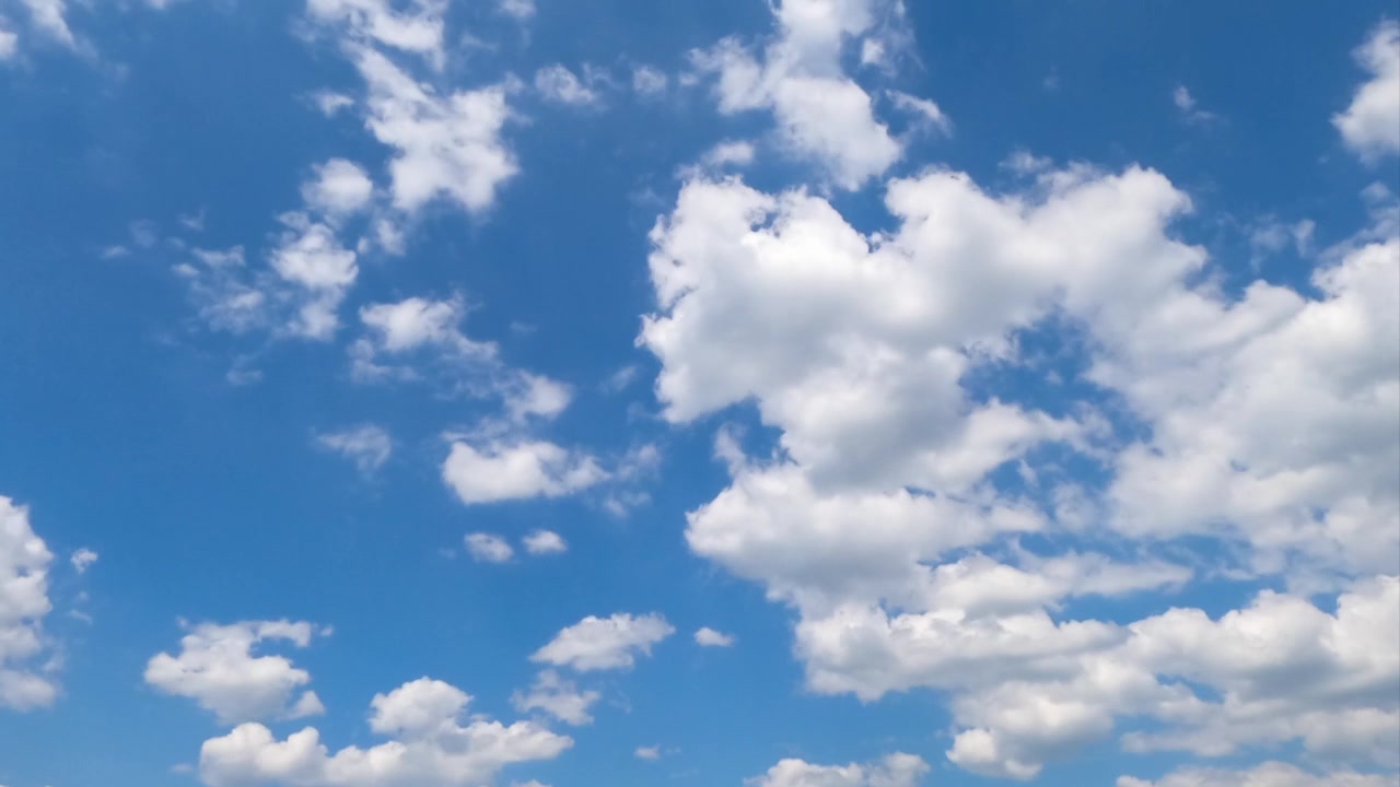 詳情圖-朵朵柔軟輕盈的棉花云在藍(lán)色的天空中變換著形狀。明亮的陽光下的白云。間隔拍攝。